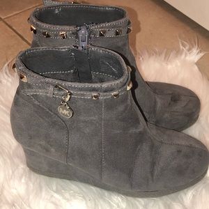 Adorable zip up wedges